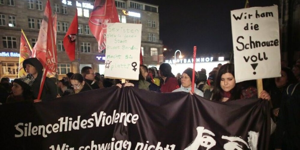 "Merkeles kundze, kur jūs esat?" Simtiem sieviešu Ķelnē protestē pret vardarbību. FOTO