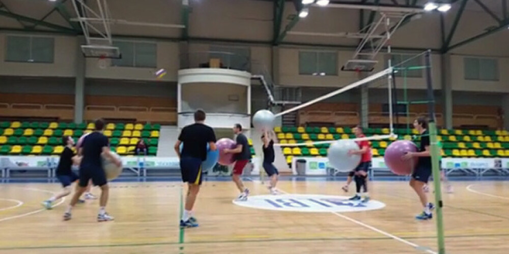 "Jēkabpils Lūšu" volejbolistu savdabīgais treniņš satricina interneta pasauli. VIDEO