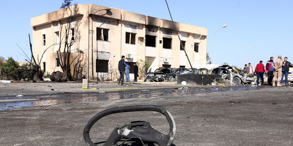 Pašnāvnieks ar auto ietriecas Lībijas policijas mācību centrā, nogalinot vismaz 50 cilvēkus