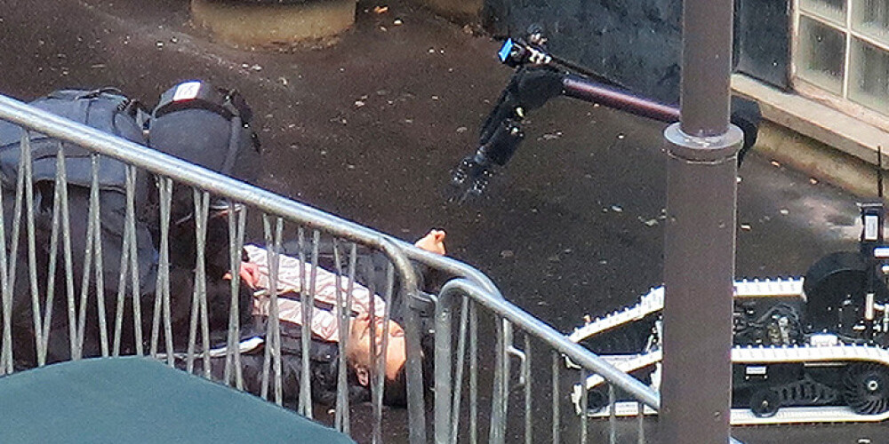 Parīzē nošautais vīrietis uzbrucis ar gaļas cirvi, līdzi bijis "Islāma valsts" karoga attēls. FOTO