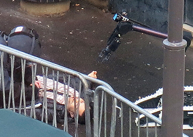 Parīzē nošautais vīrietis uzbrucis ar gaļas cirvi, līdzi bijis "Islāma valsts" karoga attēls. FOTO