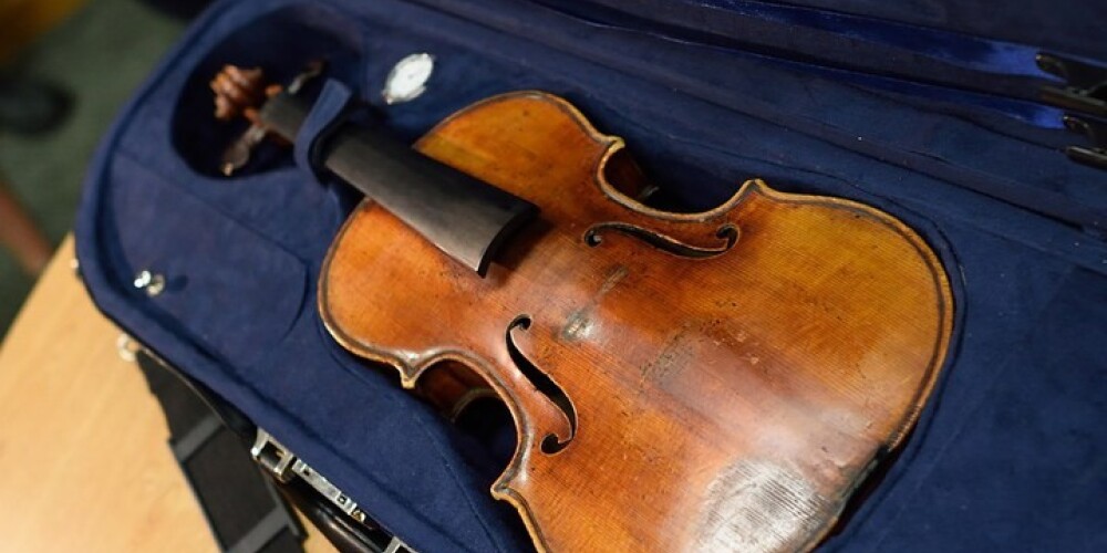 Vācijas policija atrod vilcienā aizmirstu Stradivāri vijoli