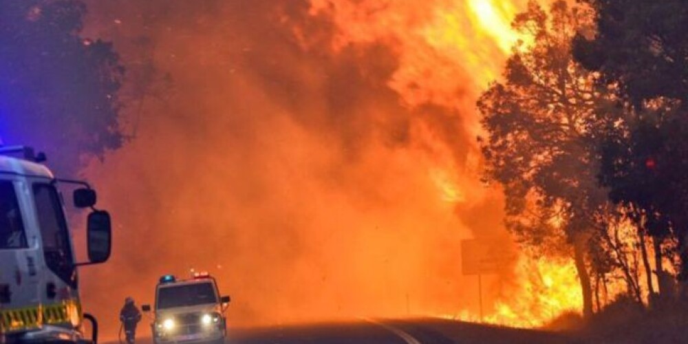 Krūmāju ugunsgrēks iznīcina Austrālijas pilsētu. VIDEO