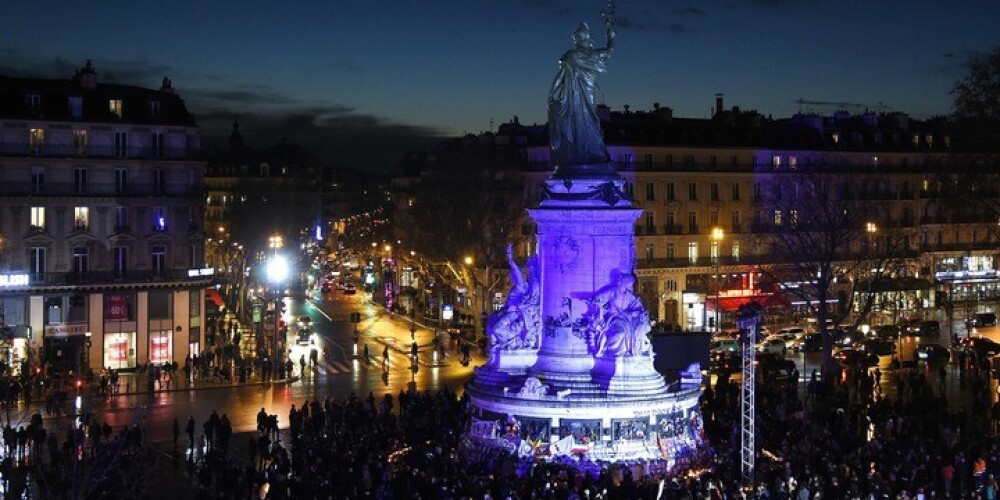 Parīze piemin pagājušā gada terora uzbrukumu upurus