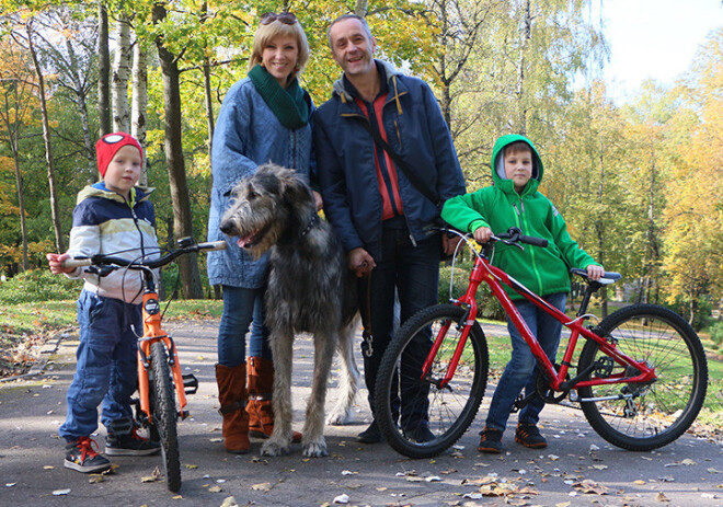 Grāveru ģimene – Aija Strazdiņa, Aigars Grāvers, dēli Alberts un Adrians un suns Alfons.