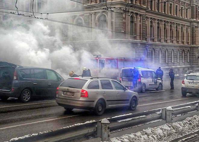 Grāveru ģimenes auto nodeg Rīgas centrā. FOTO