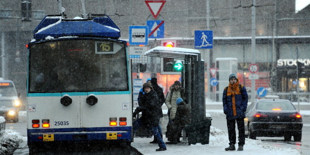 Arī rīt autovadītāji sabiedriskajā transportā Rīgā varēs braukt bez maksas
