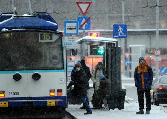 Arī rīt autovadītāji sabiedriskajā transportā Rīgā varēs braukt bez maksas