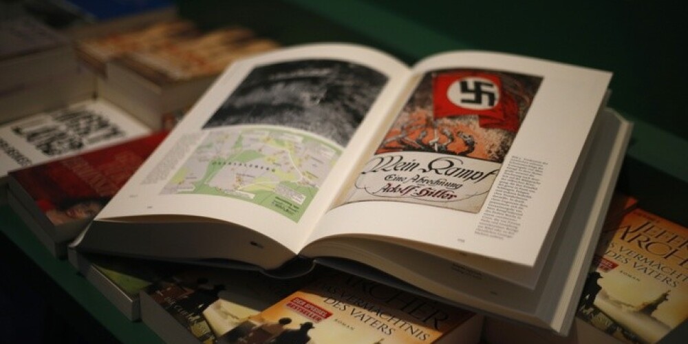 Hitlera "Mein Kampf" pirmā tirāža burtiski izķerta. FOTO