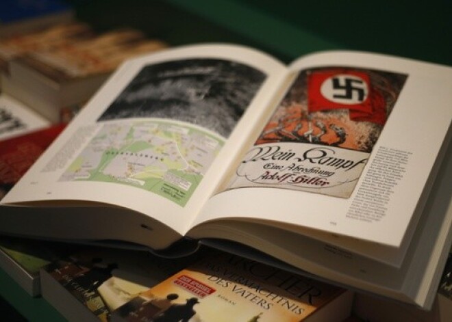 Hitlera "Mein Kampf" pirmā tirāža burtiski izķerta. FOTO