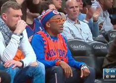 Mārtiņš Porziņģis (ar šalli) un Spaiks Lī (oranži zilajā apģērbā) nevarēja būt gandarīti, jo viņu atbalstītā "Knicks" piedzīvoja zaudējumu pret turnīra tabulā zemāk esošo Bruklinas "Nets".