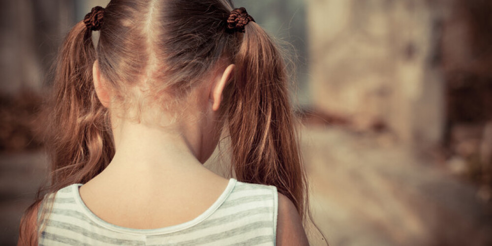 Sešpadsmitgadīgā bērnu sutenere meiteņu nevainību pārdevusi par 300 eiro