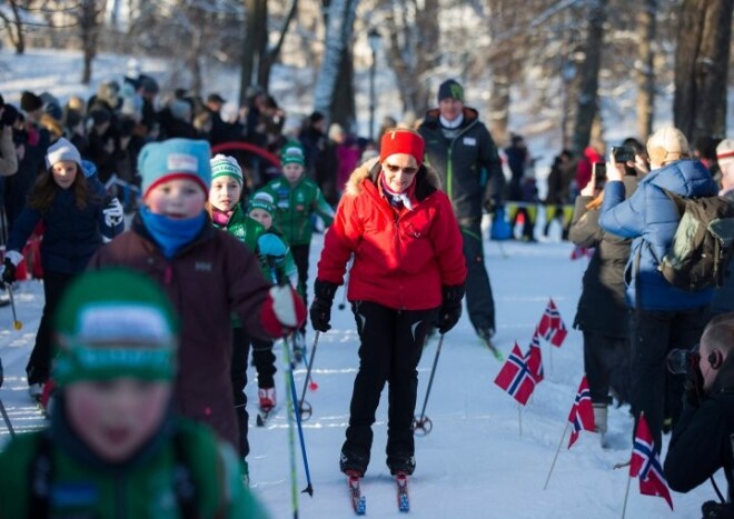 Sporta svētkos kopā ar bērniem slēpoja arī karaliene Sonja.