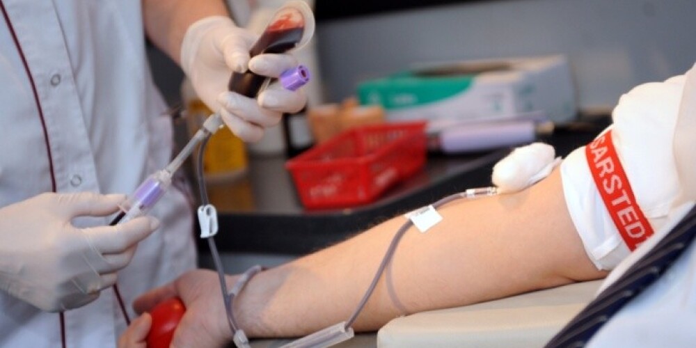 Latvijā kritiski zemi asins krājumi, slimnīcām ierobežo asiņu izsniegšanu