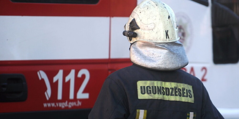 Vīrietis, kurš Bolderājā mēģināja spridzināt bankomātu, strādājis par ugunsdzēsēju
