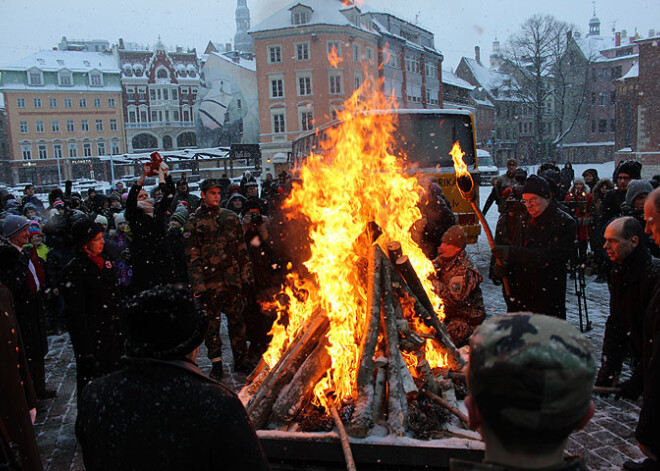 Barikāžu piemiņas ugunskura iedegšana Doma laukumā. FOTO