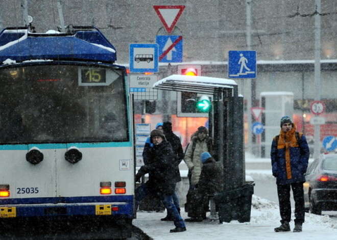 No 1.februāra tiks veiktas izmaiņas atsevišķu autobusu un trolejbusu kustības sarakstos