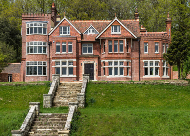 Holivudas aktrise Keita Blanšeta ar vīru un četriem bērniem drīzumā pārcelsies no Holivudas uz Anglijas laukiem. Viņa Lielbritānijā iegādājusies nesen kā atjaunotu 19. gadsimtā celtu Viktorijas laika māju, samaksājot par to 3 miljonus sterliņu mārciņu (3.9 miljoni eiro).