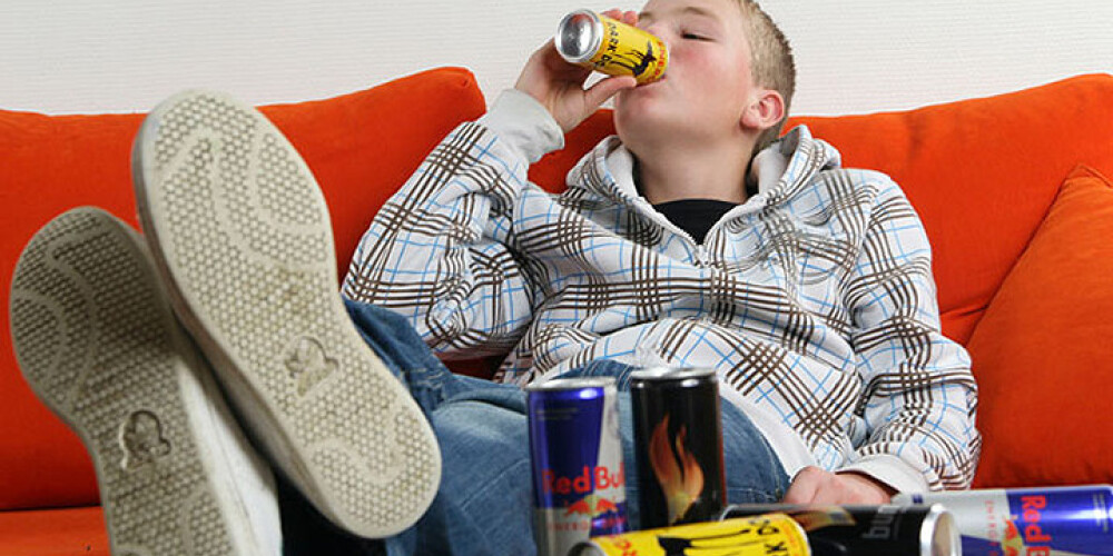 No vasaras enerģijas dzērienus aizliegs pārdot jauniešiem vecumā līdz 18 gadiem