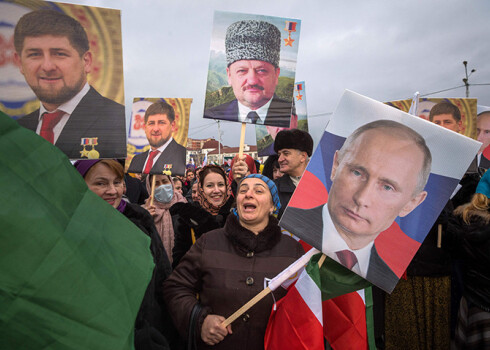 Amerikāņu demokrātijas ienaidnieki Groznijā godina Kadirovu un Putinu.