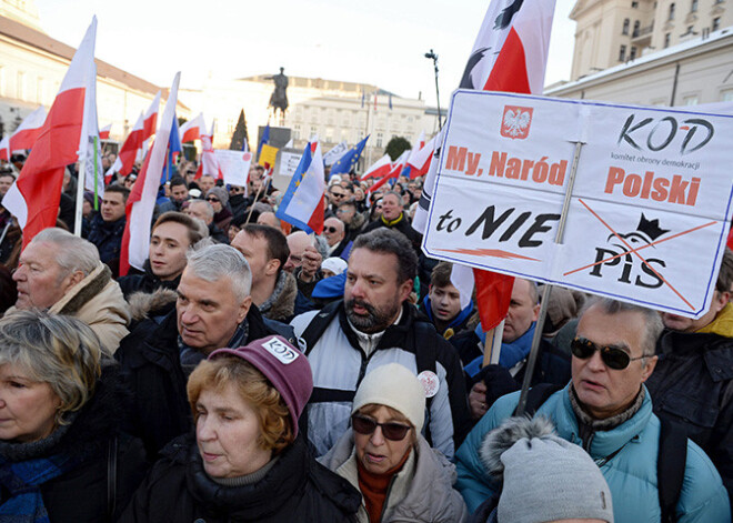 Polijā tūkstoši iziet ielās, lai protestētu pret valdības politiku. FOTO