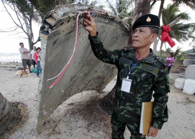 Taizemes piekrastē atrasta lidmašīnas atlūza, iespējams, reisa MH370 lidmašīnas fragments