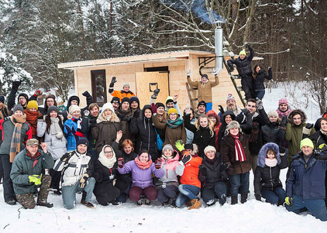 Uzcelta apsildāma kaķu māja Tukuma dzīvnieku patversmē. FOTO