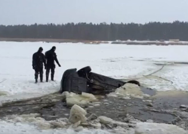 Lielupē ielūzusi ar alkohola pudelēm pilna automašīna. VIDEO