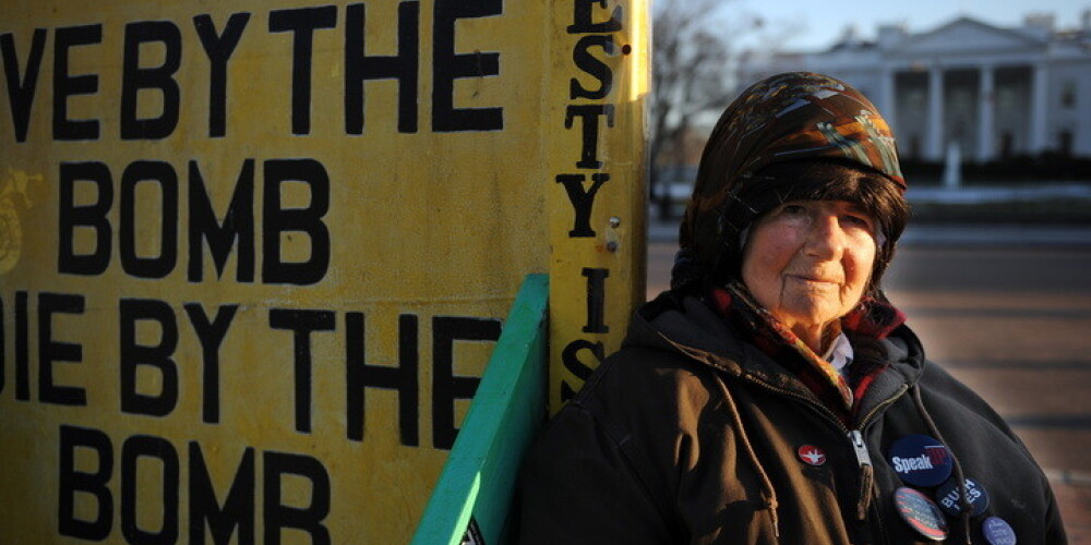 ASV mirusi aktīviste, kura 35 gadus protestēja teltī pretī Baltajam namam
