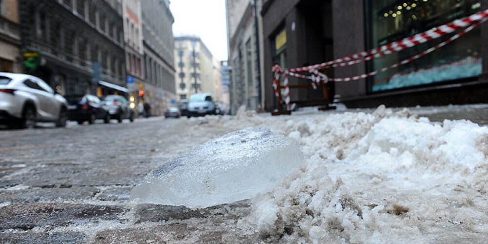 No jumta krītošs sniegs vai ledus diennakts laikā Rīgā sabojā 10 automašīnas