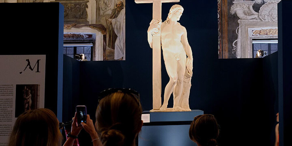 Romā Irānas prezidenta vizītes laikā aizklātas "kailās" statujas