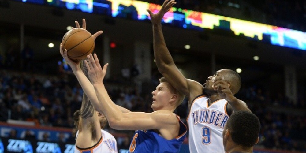 Porziņģim 15 punkti; "Knicks" zaudē arī piekto reizi, spēlējot bez Karmelo. VIDEO