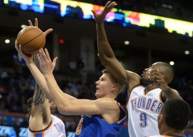 Porziņģim 15 punkti; "Knicks" zaudē arī piekto reizi, spēlējot bez Karmelo. VIDEO