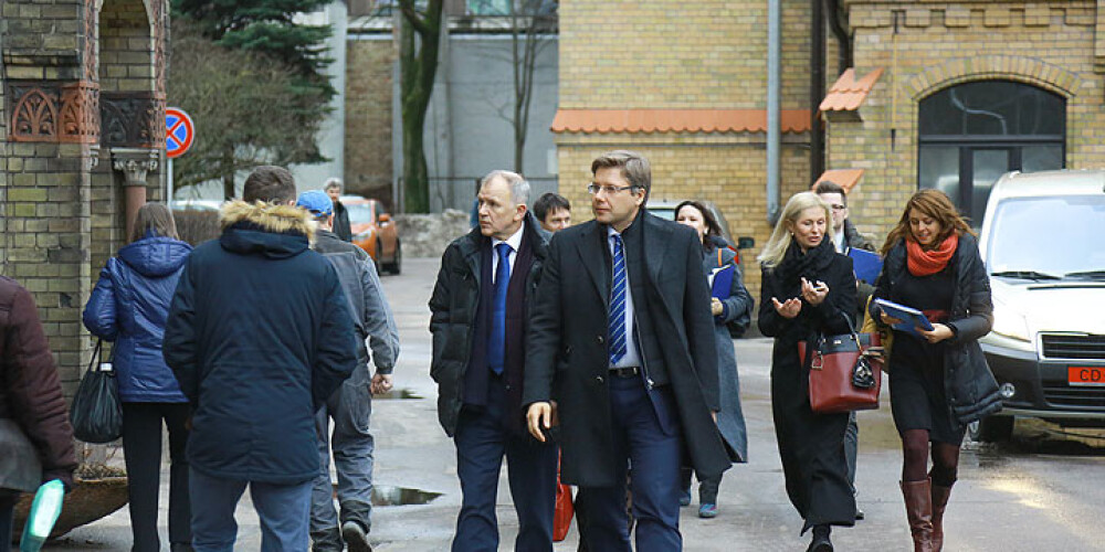 Vītenis Povils Andrjukaitis un Nils Ušakovs apmeklē Rīgas 1.slimnīcu. FOTO