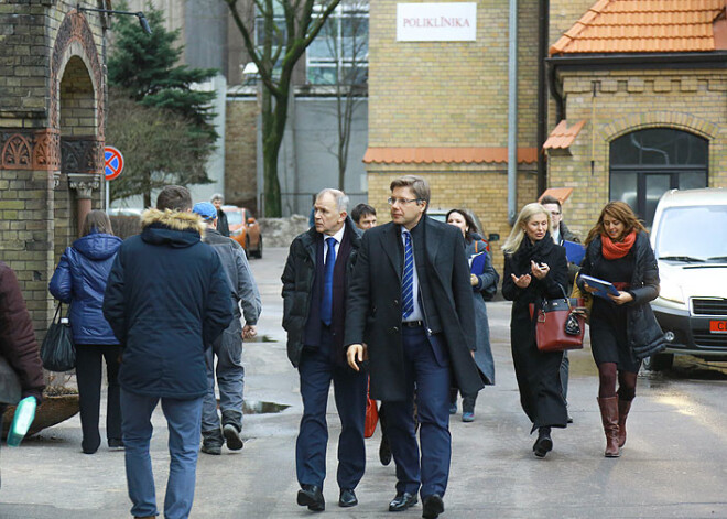 Vītenis Povils Andrjukaitis un Nils Ušakovs apmeklē Rīgas 1.slimnīcu. FOTO