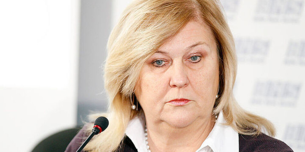 Aplokšņu skandāls Lietuvā: no amata atkāpjas veselības ministre, kas pati devusi naudu ārstam