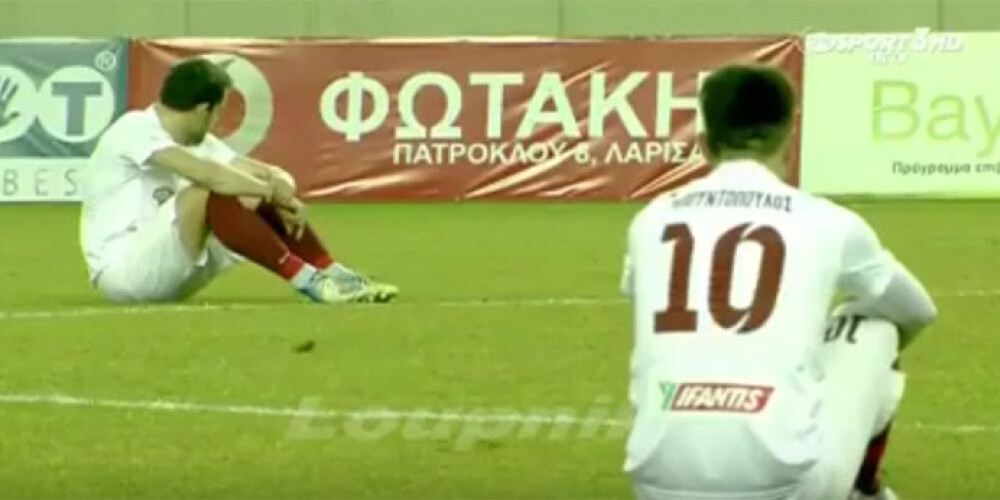Grieķu futbolisti, pieminot bojāgājušos migrantus, vienojas sēdošā protestā. VIDEO
