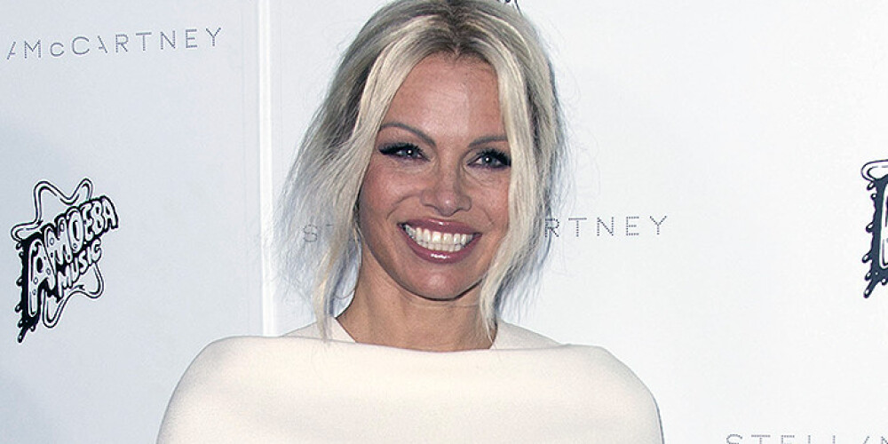 Kā Pamela Andersone uzvarēja C hepatītu