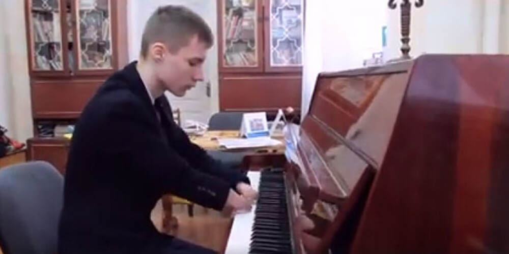 Pianists bez pirkstiem pierāda, ka iespējams ir viss. VIDEO