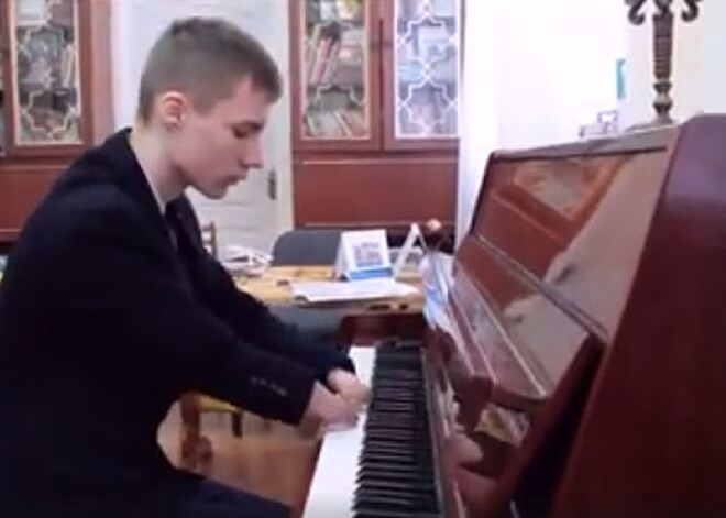 Pianists bez pirkstiem pierāda, ka iespējams ir viss. VIDEO