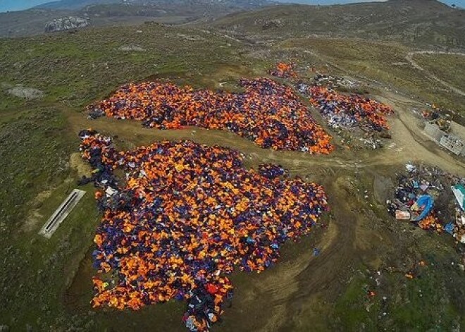 Glābšanas vestu kaudzes no salu krastiem nemitīgi tiek savāktas un nogādātas kādā vietā, veidojot izgāztuvi. Piemēram, Lesbas salā šāda kaudze sniedzas 10 akru platībā un slejas piecu metru augstumā.