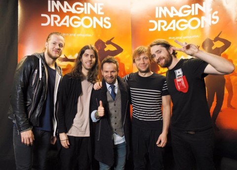 Radiodidzejs Artis Dvarionas Ar Grupu Imagine Dragons Foto Jauns Lv