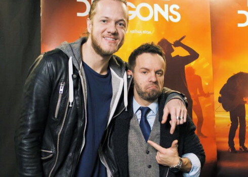 Radiodīdžejs un mūziķis Artis Dvarionas ar grupas „Imagine Dragons” solistu Denu Reinoldsu.