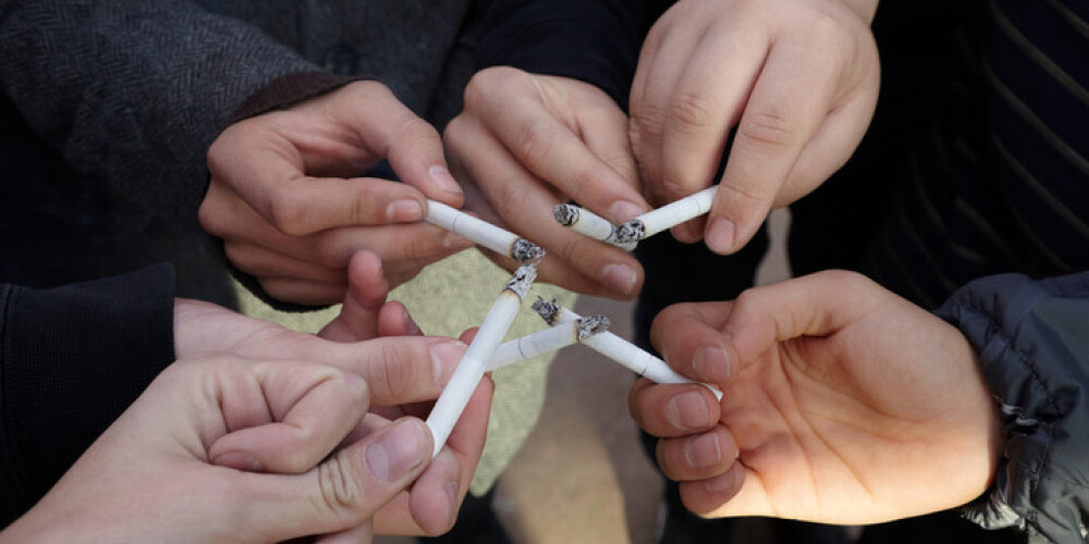 Francijā vidusskolas lūdz ļaut smēķēt to teritorijā, lai bērni nekļūtu par teroristu mērķi