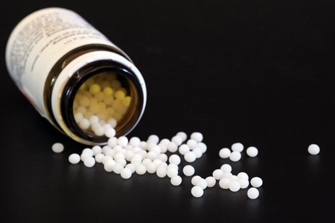 Homeopātijai neesot blakus parādību, varot būt tikai kaites saasinājumi, kas piederoties ārstēšanas procesam.