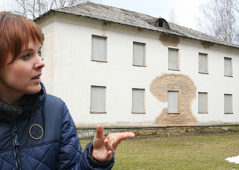 Mucenieku ciema iedzīvotāju Marinu Heniņu satrauc varas iestāžu plāni blakus viņas mājai izbūvēt nelegālo imigrantu aizturēšanas centru. Viņasprāt, tas vienkārši būs cietums blakus viņas bērnu istabai.