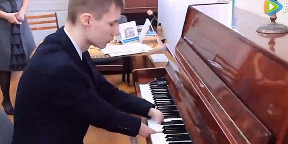 Парень без рук виртуозно играет на пианино. ВИДЕО
