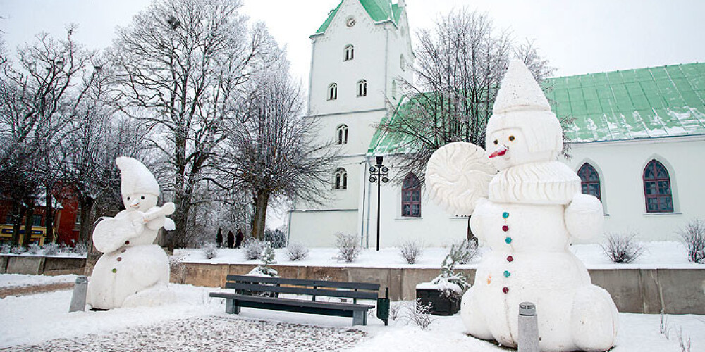 Par spīti kaprīzajai ziemai, Dobelē turpinās sniegavīru parāde. REPORTĀŽA