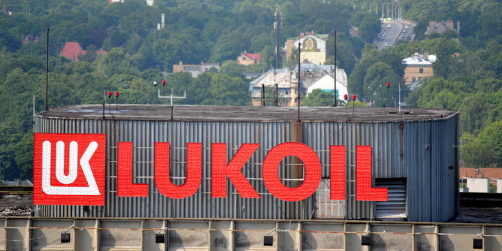 Lēmums par degvielas uzpildes staciju Latvijā, Lietuvā un Polijā pārdošanu pieņemts, īstenojot "Lukoil" aktīvu Eiropā optimizāciju, paskaidroja Krievijas kompānija.