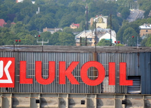 Lēmums par degvielas uzpildes staciju Latvijā, Lietuvā un Polijā pārdošanu pieņemts, īstenojot "Lukoil" aktīvu Eiropā optimizāciju, paskaidroja Krievijas kompānija.